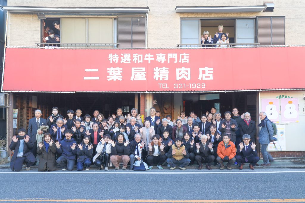 当該建物前で地域住民と学生が総勢40名揃った集合写真です